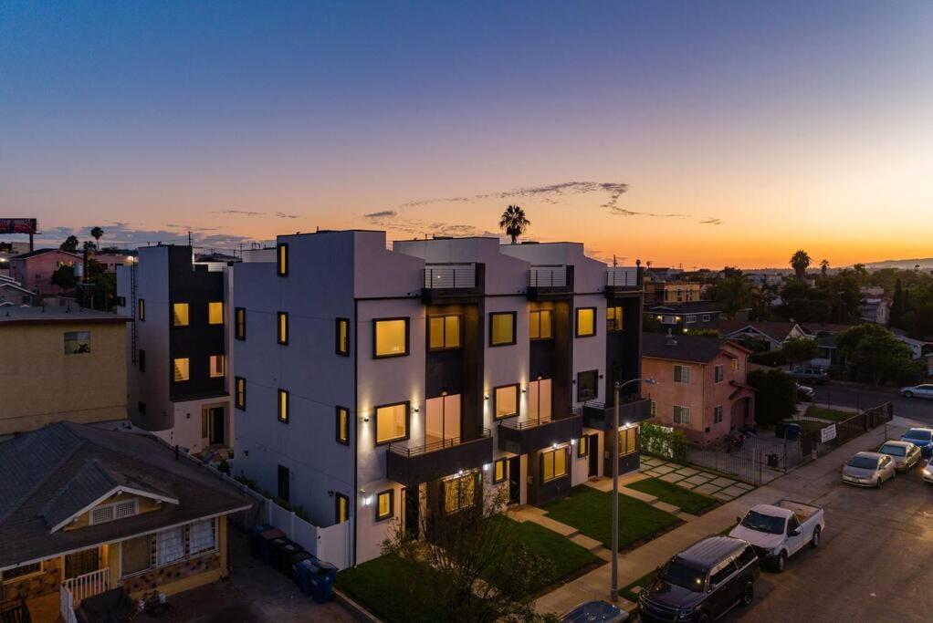 Modern 4 Bedroom With Rooftop Deck #1 * Los Angeles