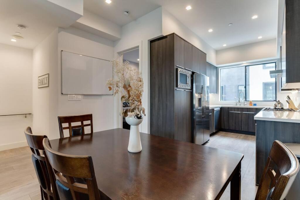 Modern 4 Bedroom With Rooftop Deck #1 *