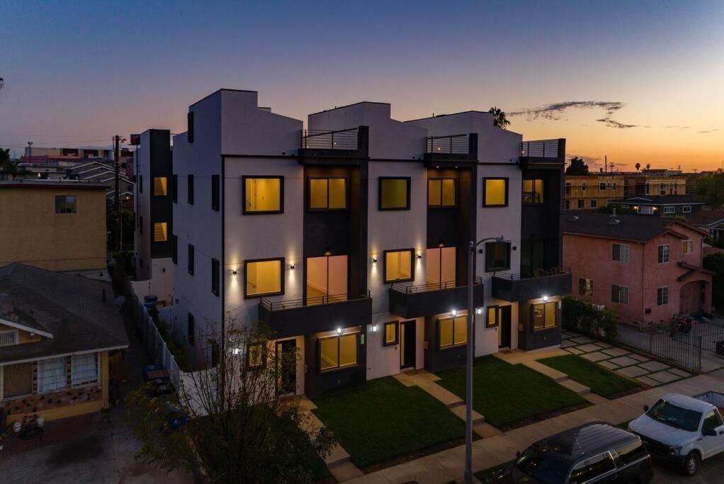 Modern 4 Bedroom With Rooftop Deck #1 * Los Angeles