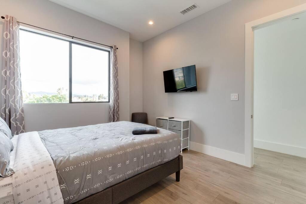 Modern 4 Bedroom With Rooftop Deck #1 *